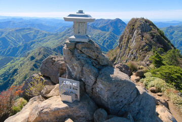 石鎚山天狗岳の頂上と南尖峰