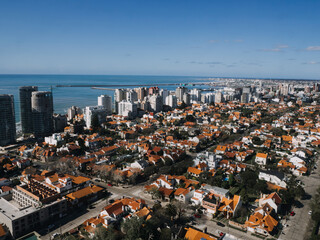 Vista panorámica aérea del océano y el barrio Stella Maris en Mar del Plata