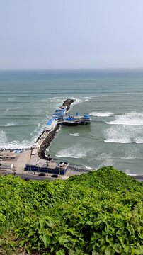 Las olas del oc&eacute;ano est&aacute;n rompiendo en el malec&oacute;n de Miraflores, Per&uacute;