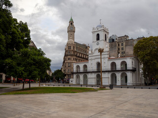 Obraz premium Vista icónica del Cabildo de la Nación Argentina en la histórica Plaza de Mayo