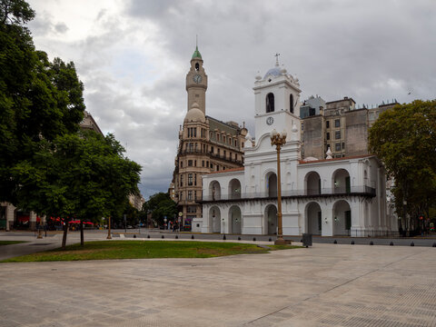 Vista ic&oacute;nica del Cabildo de la Naci&oacute;n Argentina en la hist&oacute;rica Plaza de Mayo