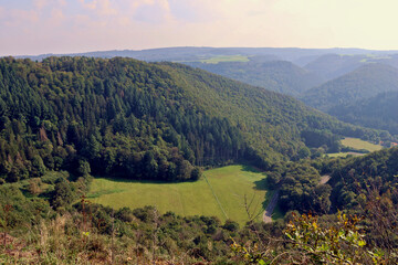Aussicht vom Aussichtspunkt Falkenlay bei Bad Bertrich in der Eifel auf dem Wanderweg...