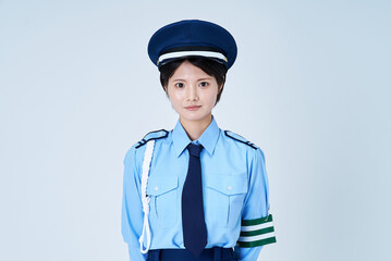 警備員・警察の制服を着た女性