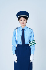 警備員・警察の制服を着た女性