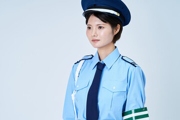 警備員・警察の制服を着た女性