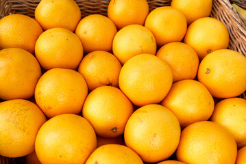 Frische, leuchtend orangefarbene Orangen in Nahaufnahme – perfektes Obst für gesunde Ernährung und Vitaminkick