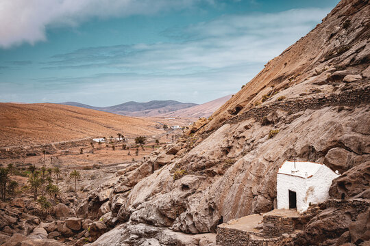 Blick an der  Wallfahrtskapelle Ermita de Nuestra Se&ntilde;ora de la Pe&ntilde;a vorbei in die atemberaubende Felsschlucht Barranco de Malpaso auf Fuerteventura