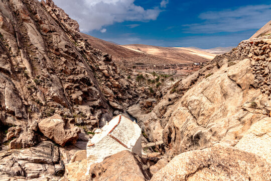 Blick &uuml;ber die Wallfahrtskapelle Ermita de la Pe&ntilde;a  in die atemberaubende Felsschlucht Barranco de Malpaso auf Fuerteventura