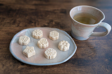 和菓子の落雁と緑茶, おやつ時間のティータイム