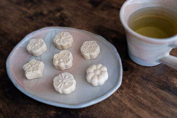 和菓子の落雁と緑茶, おやつ時間のティータイム