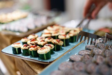Menschen bei einer Feier am Büfett