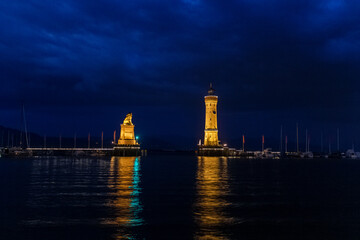 Fototapeta premium the famous lighthouse at the island of Lindau at the Bodensee by night, Germany