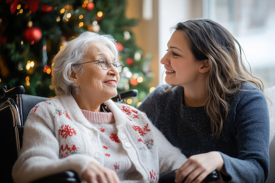 una anciana latina en silla de ruedas y una alegre enfermera se conectan en una casa decorada con motivos navide&ntilde;os llena de alegr&iacute;a y calidez.