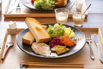 光がたっぷり入るカフェの朝食