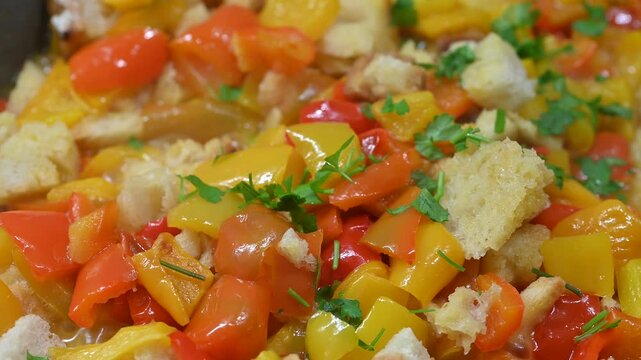 Pan-fried peppers with stale bread.
The peppers are cooked in a pan and flavoured with a dressing made from stale bread and other ingredients of your choice, such as pecorino, parsley and others.
