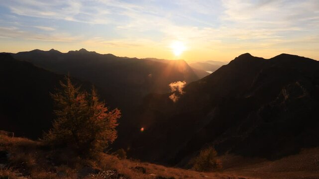Coucher de soleil sur les montagnes au dessus du lac de serre pon&ccedil;on avec des nuages qui montent