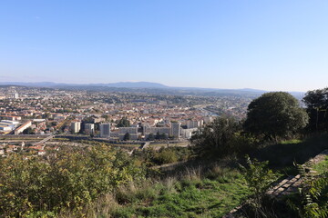 Vue d'ensemble de la ville depuis la colline de l'Ermitage, ville de Alès, département du Gard, France