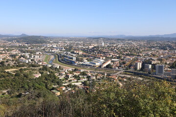 Fototapeta premium Vue d'ensemble de la ville depuis la colline de l'Ermitage, ville de Alès, département du Gard, France