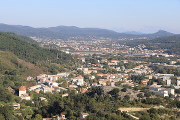 Fototapeta premium Vue d'ensemble de la ville depuis la colline de l'Ermitage, ville de Alès, département du Gard, France