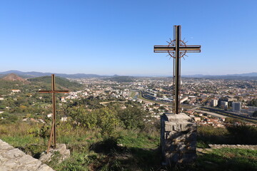 Calvaires, croix chrétiennes sur la colline de l'Ermitage, ville de Alès, département du Gard, France