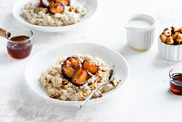 Oatmeal with baked plums