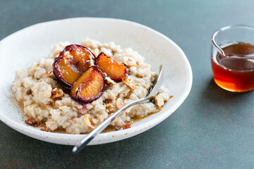 Oatmeal with baked plums