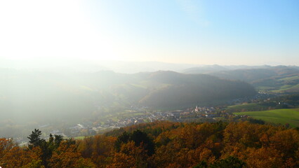 Sonne durchdringt den Nebel in Schwarzenbach, Bucklige Welt in Nieder&ouml;sterreich, 