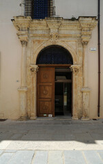 Portail de l'ancienne église Saint-François dans la vieille ville de Réthymnon en Crète