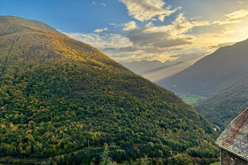 Paisaje montañoso otoñal 