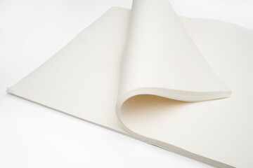 Papierstapel zur Hälfte nach rechts umgeschlagen
