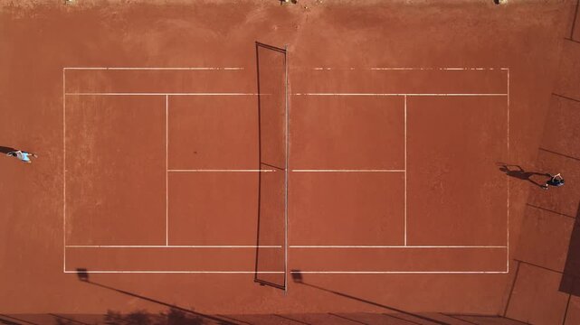 Aereo: Club de Tenis con jugadores de tenis jugando. Video Drone 4k