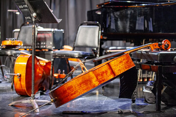 musical instruments resting on chairs  © Alfred