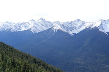 Obraz premium Photo of the Sundance Range with Mount Bourgeau, Mount Brett, Pilot Peak and Mount Temple in Banff National Park in Alberta, Canada.