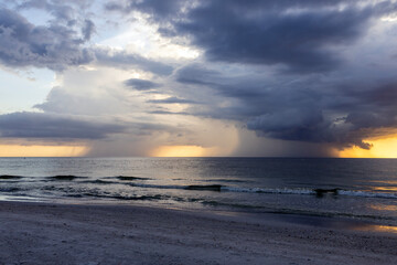 Obraz premium sunset on the beach