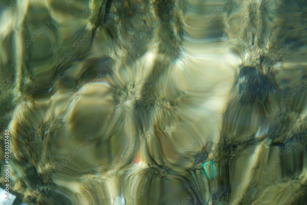 Fototapete abstract patterns and textures of sparkling water in a natural pool that appear defocused.natural pa