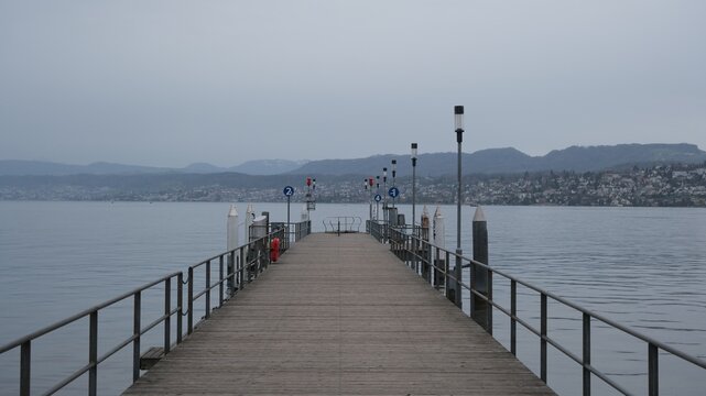 Steg, Schiffstation Anlagestelle Z&uuml;richhorn in Z&uuml;rich am Z&uuml;richsee, See, Schweiz