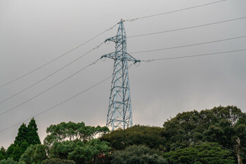 山にそびえる送電鉄塔