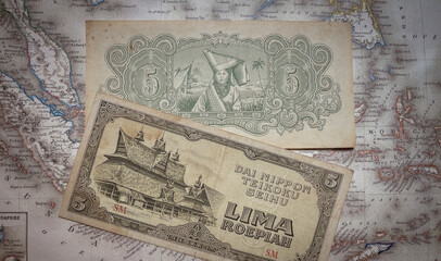 Fototapeta premium Front and back design of the old Indonesian five rupiah banknote from 1943 during the Japanese occupation.