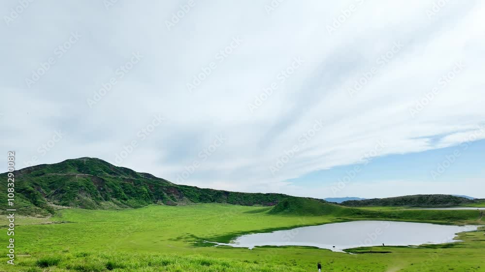 Poster 草原、景色、風景、牧草地、牧場、野原、自然、環境、草千里ヶ浜、草千里、阿蘇、高原、散歩、ピクニック、観光、観光地、旅行、グリーン、新緑、池、湖、広大、雄大、ダイナミック、絶景、山、人々、観光客、熊本県、日本、大地、放牧、パノラマ、展望、遠景、景観、青空、地平線、広角、晴れ、名所、レジャー、アウトドア、屋外、公園、アイレベル、草、植物、九州、庭園