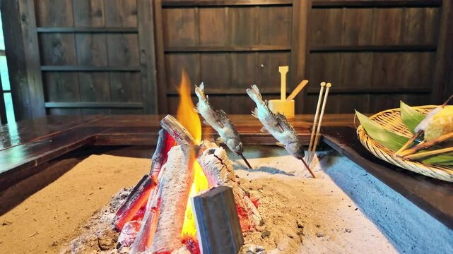 囲炉裏、炭火、炎、バーベキュー、囲炉裏焼き、炉端焼き、活き造り、山女、ヤマメ、串焼き、和食、日本、古民家、和風、料理、田舎、焼く、串刺し、火、美味しい、旅行、観光、旅館、民宿、ホテル、灰、食事、食べ物、自然、調理、恵み、漁業、農村、食材、風景、渓流釣り、温泉、渓流、炭火焼、観光地、塩焼き、宿場町、宿場、いろり、魚料理、日本家屋、伝統、室内、食事処、飲食店