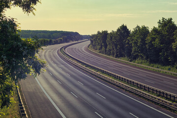 Autobahn - Leer - Transport - Landschaft - Autofrei - Empty Highway - Road - Asphalt - Lines -...