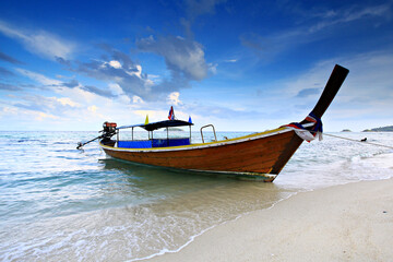 Fototapeta premium Traditional Thai Long tail boats moored on the Lipe beach, at lipe island. Satun Province Thailand