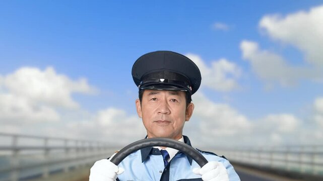 ドライバー、ドライブ、運転手、バス、男性、タクシー、運転士、運転、交通、笑顔、ハンドル、日本人、観光、旅行、ライドシェア、制服、ハイヤー、公共、仕事、アルバイト、職業、中年、ミドルエイジ、人手不足、安全、カメラ目線、手袋、帽子、長距離、ガイド、求人、研修、トラック、大型二種、免許、勤務、働く、再雇用、コミュニティ、送迎、路線、スローモーション、青空、道路、高速、スピード、景色、ツアー、運転席、人物