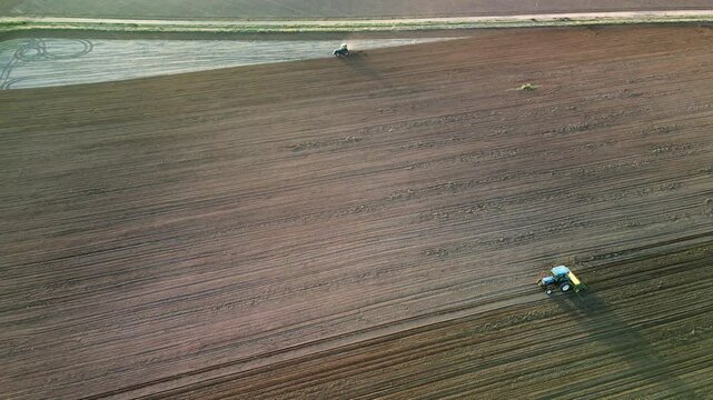 TRACTORES ARANDO Y SEMBRANDO