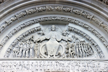 Obraz premium Benedictine abbey of Vezelay. Tympanum. The last judgment. Vezelay. France.