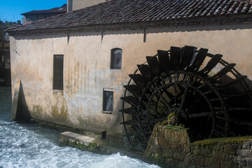 La ruota dei mulini di Sanr’Andrea nel centro storico di Portogruaro gira trascinata dalla...