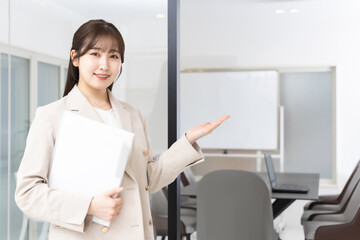 会社の案内をする若い女性スタッフ