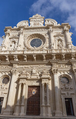 Fototapeta premium Lecceser Barock in Vollendung – die Basilica Santa Croce. Lecce, eine malerische Stadt in Apulien im Süden Italiens, beherbergt nicht nur atemberaubende historische Gebäude und charmante Straßencafés.