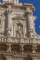 Obraz premium Lecceser Barock in Vollendung – die Basilica Santa Croce. Lecce, eine malerische Stadt in Apulien im Süden Italiens, beherbergt nicht nur atemberaubende historische Gebäude und charmante Straßencafés.