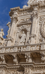 Obraz premium Lecceser Barock in Vollendung – die Basilica Santa Croce. Lecce, eine malerische Stadt in Apulien im Süden Italiens, beherbergt nicht nur atemberaubende historische Gebäude und charmante Straßencafés.